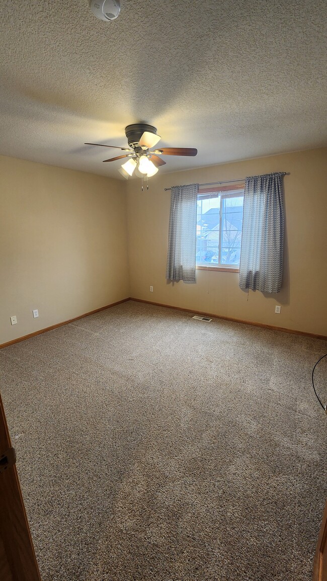 Building Photo - 1208 SE Birch Ln