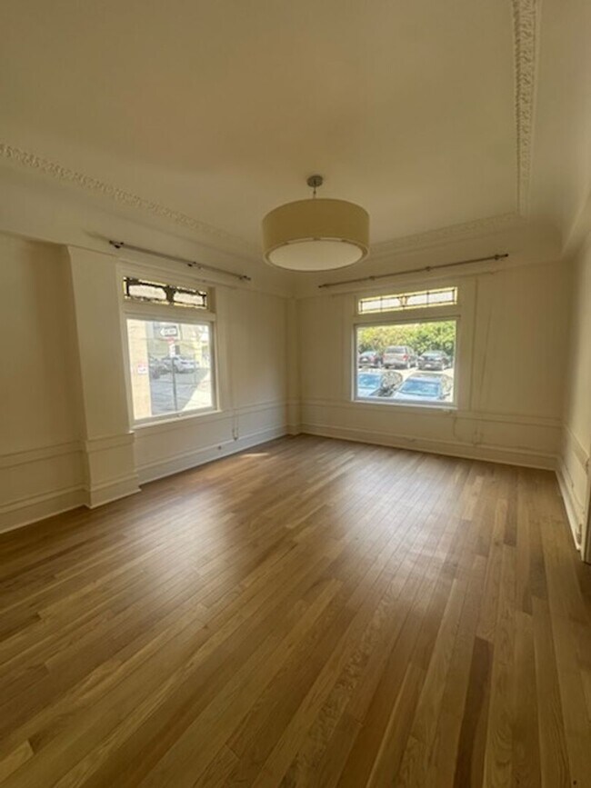 Building Photo - Epic REA- Spacious Flexible Plan 2 BR/1 BA...