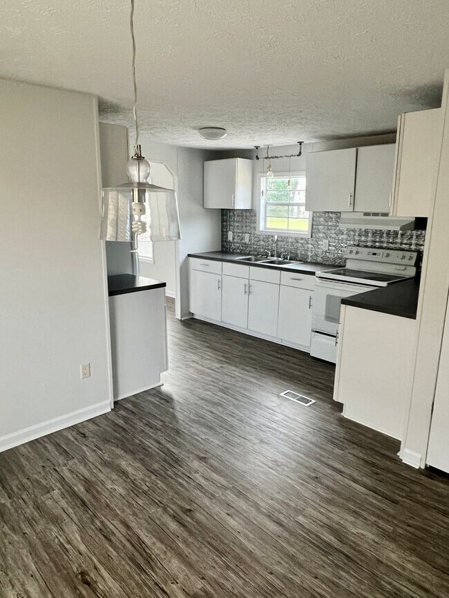 Building Photo - Move in ready!! 2BD/2BA spacious mobile home!