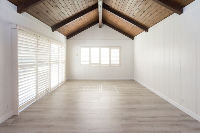 Building Photo - Beautifully Remodeled 3 Bedroom, 2 Bathroo...