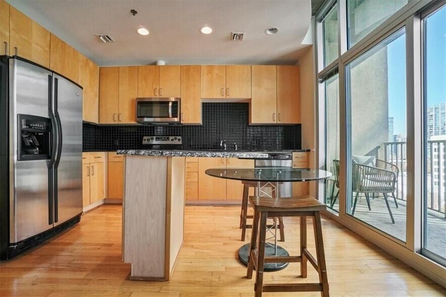 Building Photo - 943 Peachtree St NE