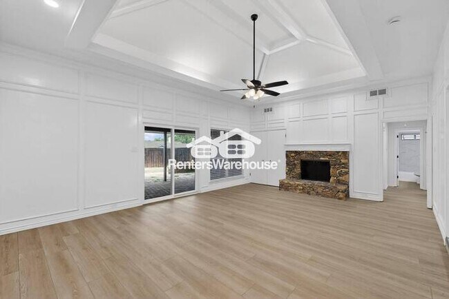 Building Photo - MOVE IN READY COMPLETELY UPDATED - 3BED/2B...