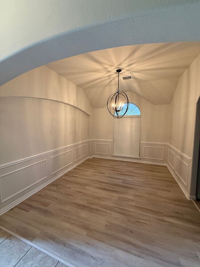 Building Photo - $1000.00 off 1st month Rent!! Spectacular ...