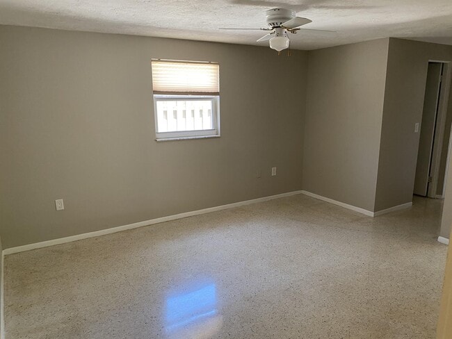 Building Photo - 2131 Montclair Dr