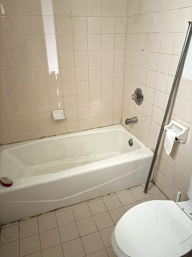 Building Photo - 463 W 23rd Pl