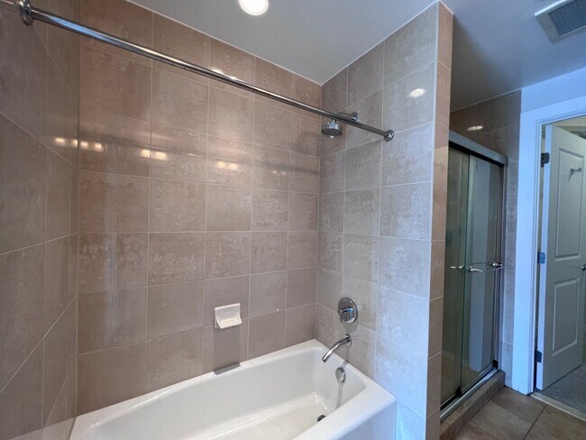 Building Photo - Large, Upgraded 2 Bed/2 Bath Loft off Mass...