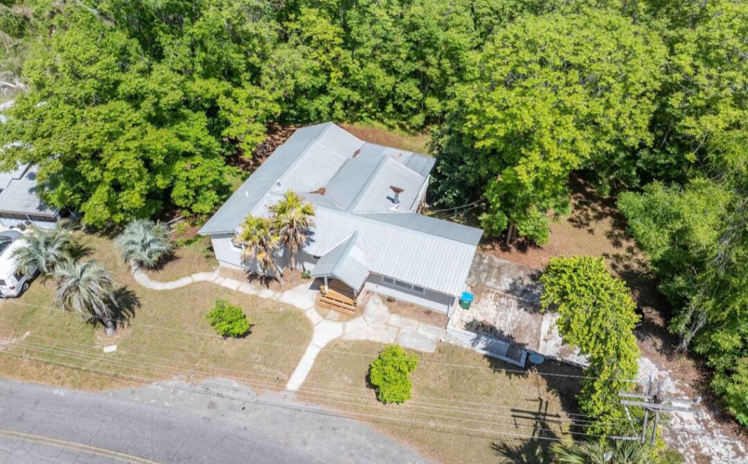 Building Photo - 739 NW Palm Dr