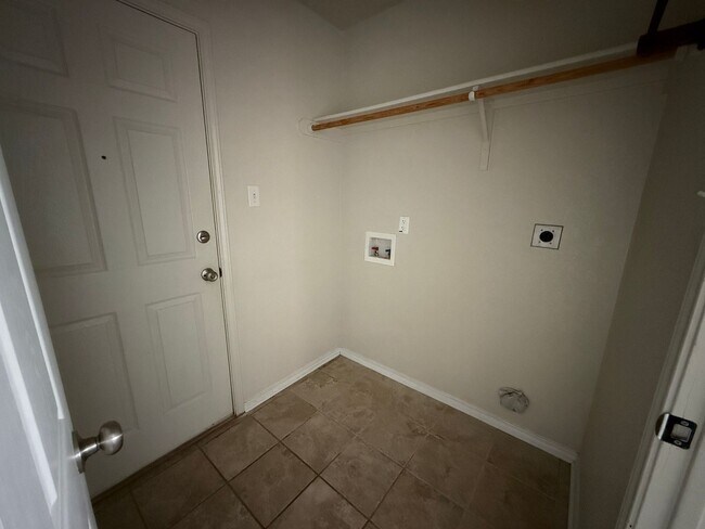 Building Photo - 408 Viola Dr