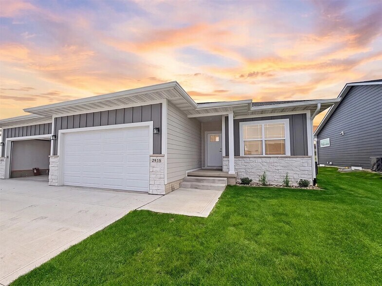 Building Photo - 2935 Lake Hill Dr