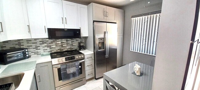 Building Photo - 6865 Huntington Ln
