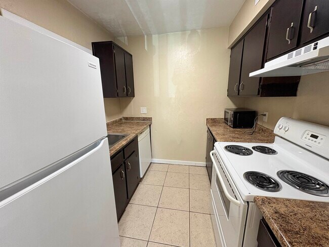 Building Photo - 1530 Live Oak Dr