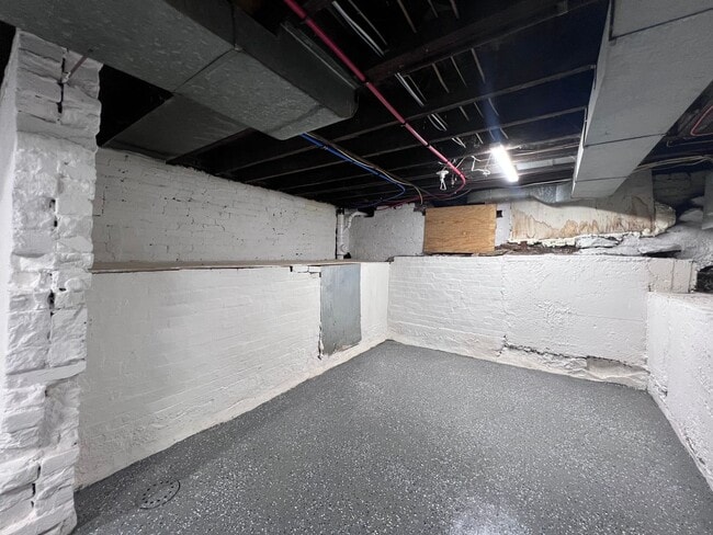Building Photo - Updated 2BR 1 Bath townhouse with yard!