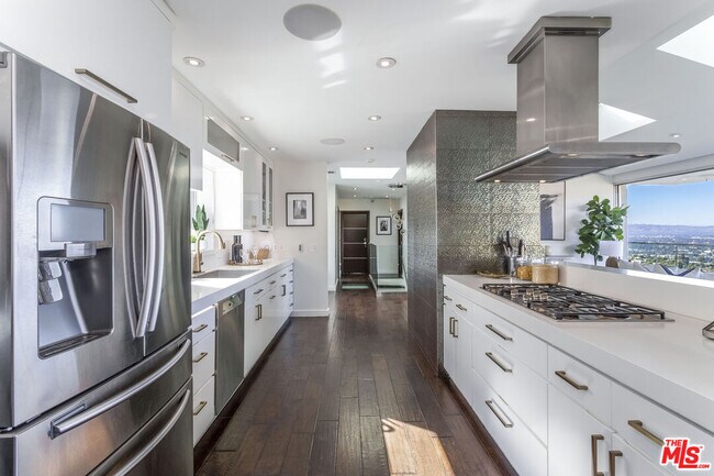 Building Photo - 7177 Pacific View Dr