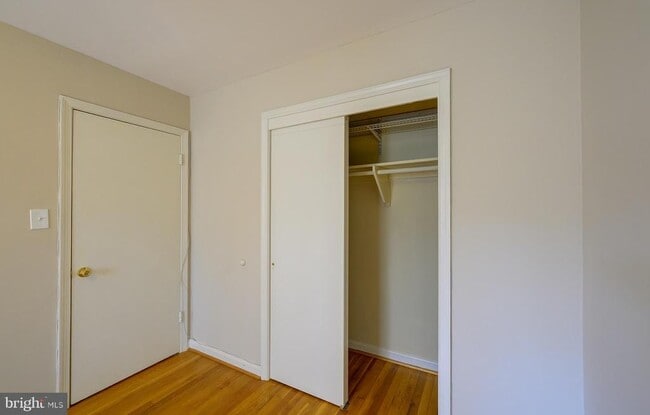 Building Photo - 9848 Hollow Glen Pl