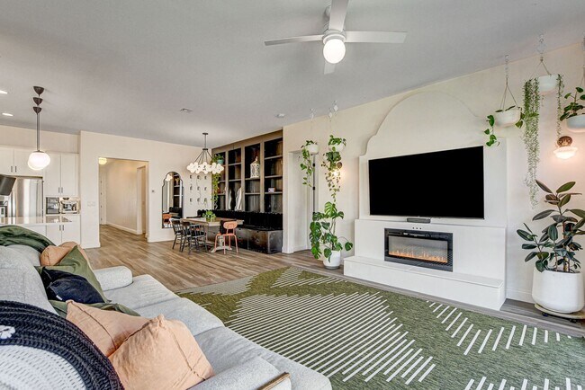 Building Photo - BEAUTIFUL 3 BED 2 BATH IN GATED MOUNTAINS ...