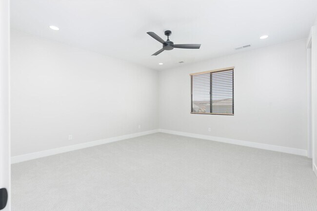 Building Photo - Gorgeous 5 bed | 3.5 bath |  Custom Home with RV Garage in Tonaquint!