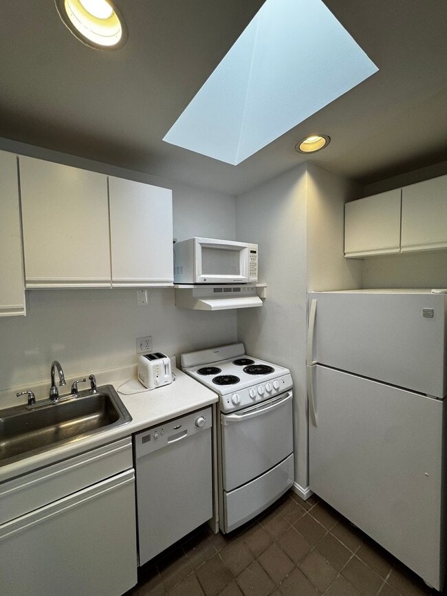 Building Photo - Two-Level Kalorama Condo with Washer/Dryer, Near Dupont Metro