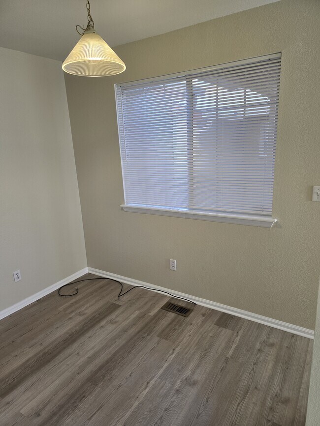 Building Photo - 10507 W Maplewood Dr