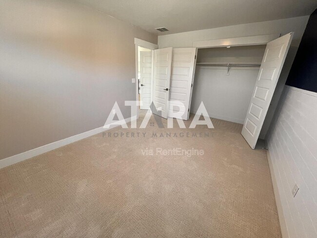 Building Photo - 909 Sagehill Dr