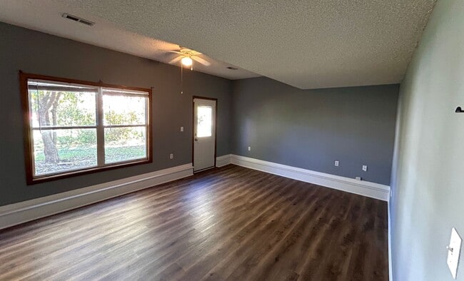 Building Photo - COMING SOON- 3bd/2bath Home North of the R...