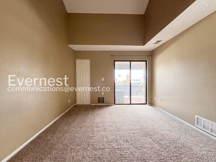 Building Photo - 12043 W Cross Dr
