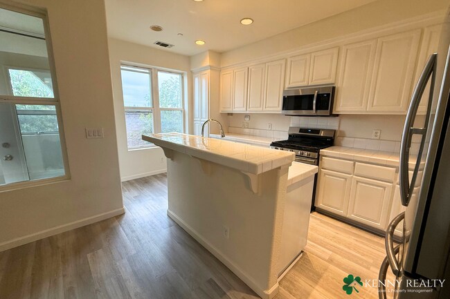 Building Photo - Townhome in the Peninsula's Most Walkable Neighborhood