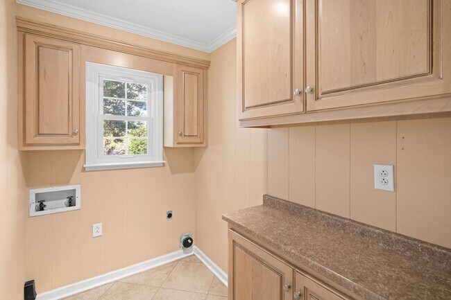 Building Photo - Move-In Special Available! Charming 3-Bedr...