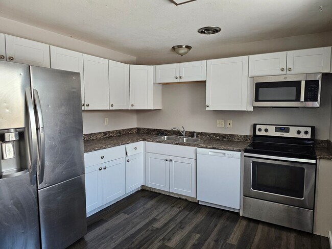 Building Photo - 4 Bedroom Bi Level with Large Yard and 2 Car Garage