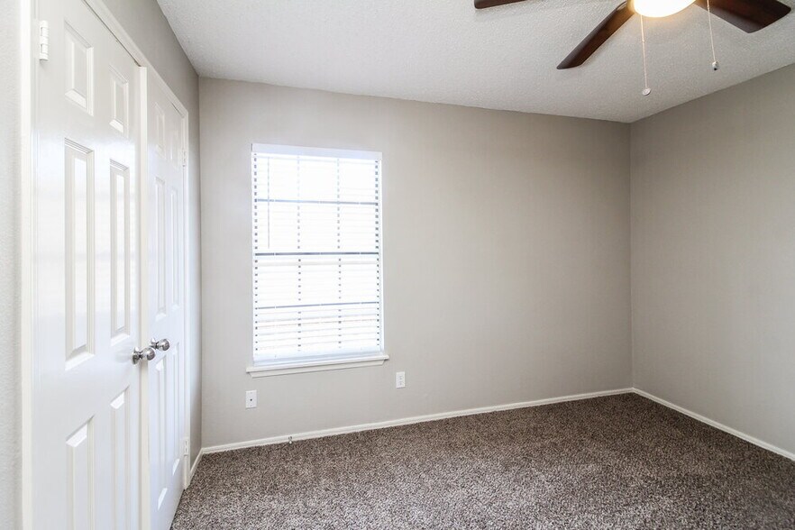 Building Photo - 423 Barton Dr