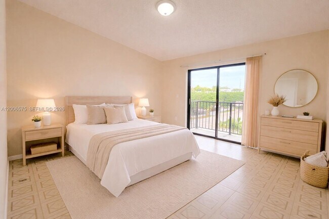 Building Photo - 8870 Fontainebleau Blvd