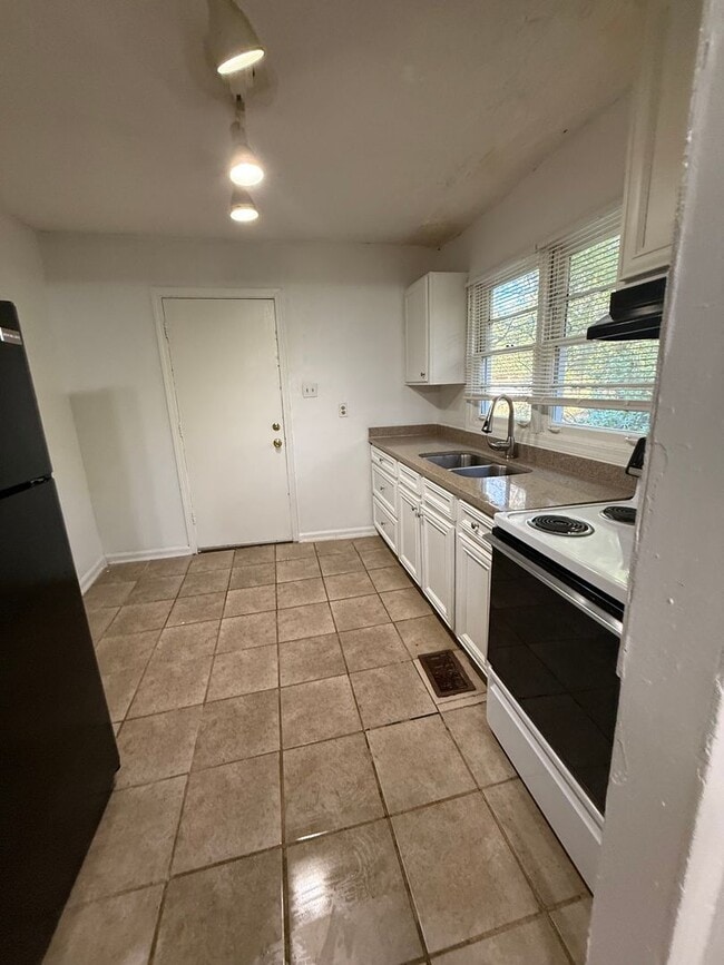 Building Photo - Charming 3 Bedroom Home on Secluded Street – Available Now!