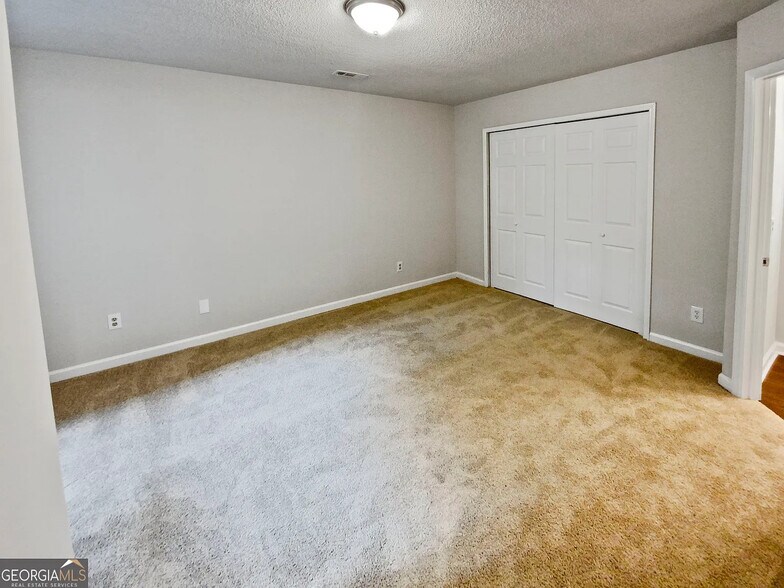 Building Photo - Room in Apartment on Cypress Pointe St