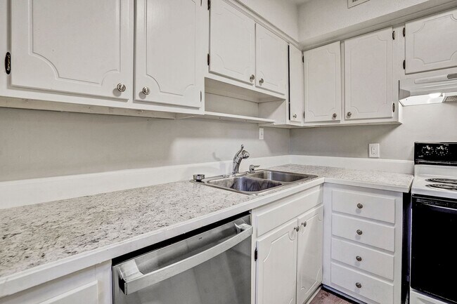 Building Photo - AVAILABLE NOW!! 2 Bedroom 2.5 Bathroom Townhome - Furnished!