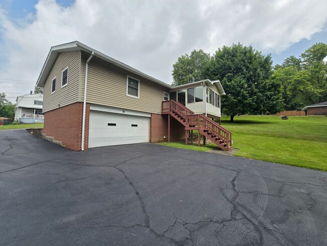 Building Photo - Beautiful Split Entry - 3 Bedroom 2 Bathro...