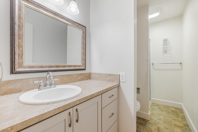 Building Photo - Sweet & Cozy 2 Bed 1 Bath condo available now! Lake Oswego - 1 Month Free