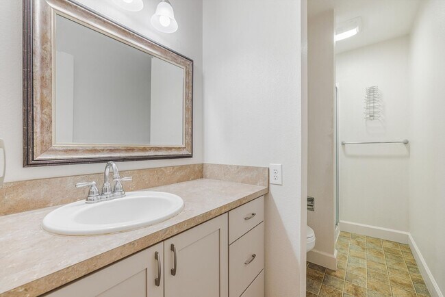 Building Photo - Sweet & Cozy 2 Bed 2 Bath condo available now! Lake Oswego - 1 Month Free