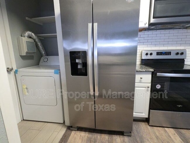 Building Photo - 5808 Wellington Dr