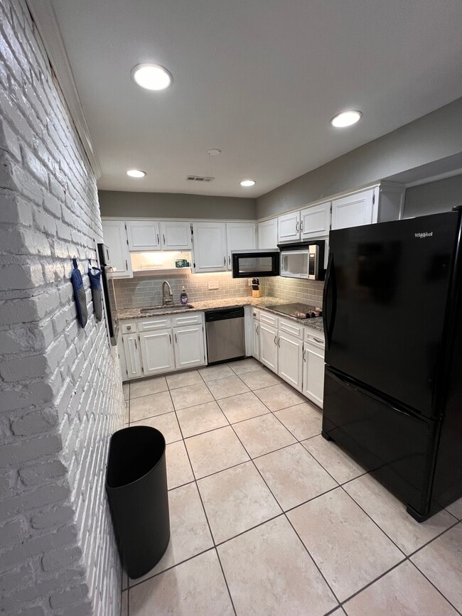 Building Photo - CASTLEWOOD Single Room