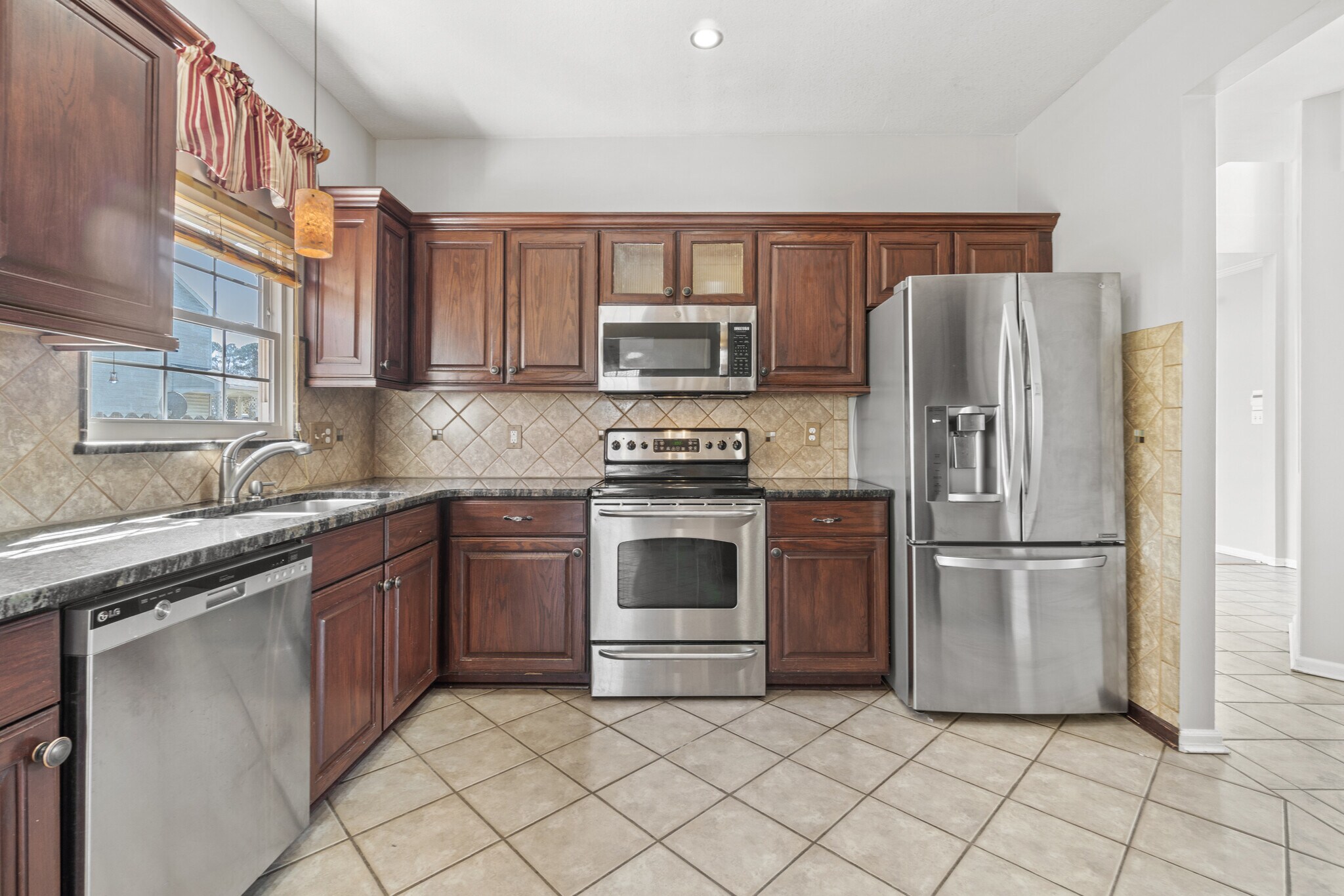 Building Photo - 305 Hidden Falls Ct