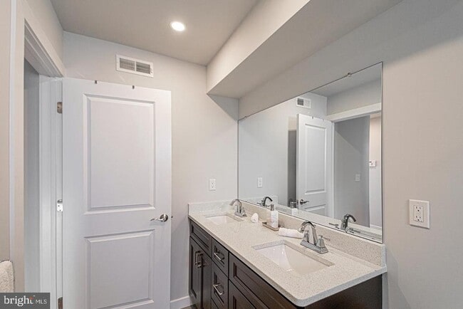 Building Photo - 2535 Annin St