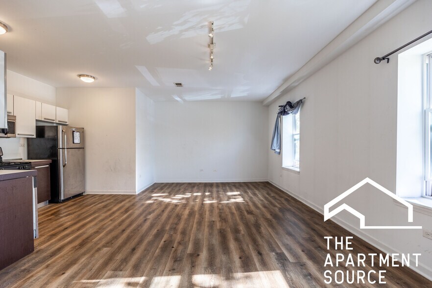 Building Photo - 1545 W Glenlake Ave