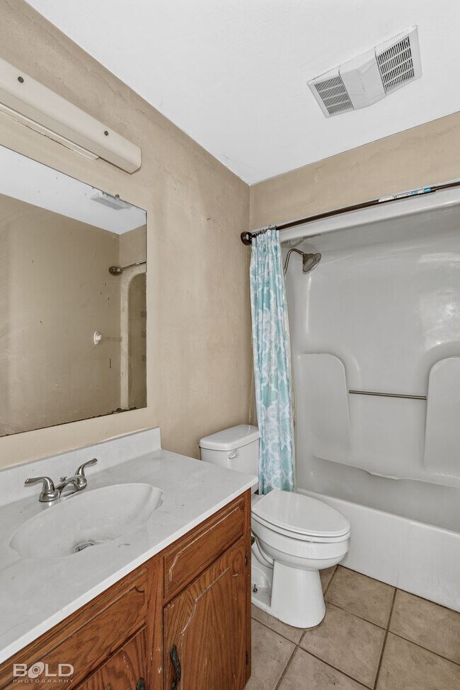 Building Photo - 305 Orleans St