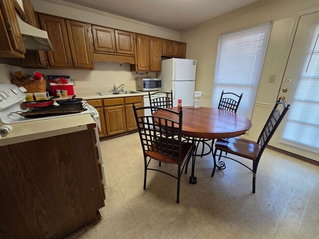 Building Photo - 2 Bed 2.5 Bath Condo