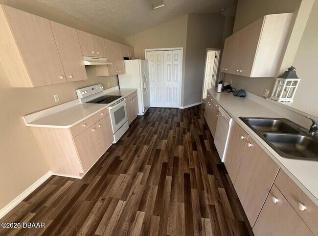 Building Photo - 1688 Arash Cir