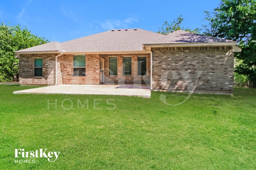 Building Photo - 1603 Village Dr
