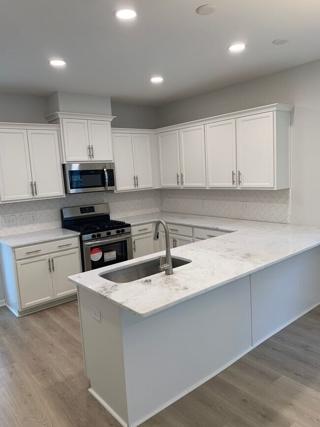 Building Photo - Modern Living in Windsor Hill