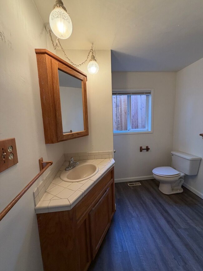 Building Photo - 916 Sunset Dr