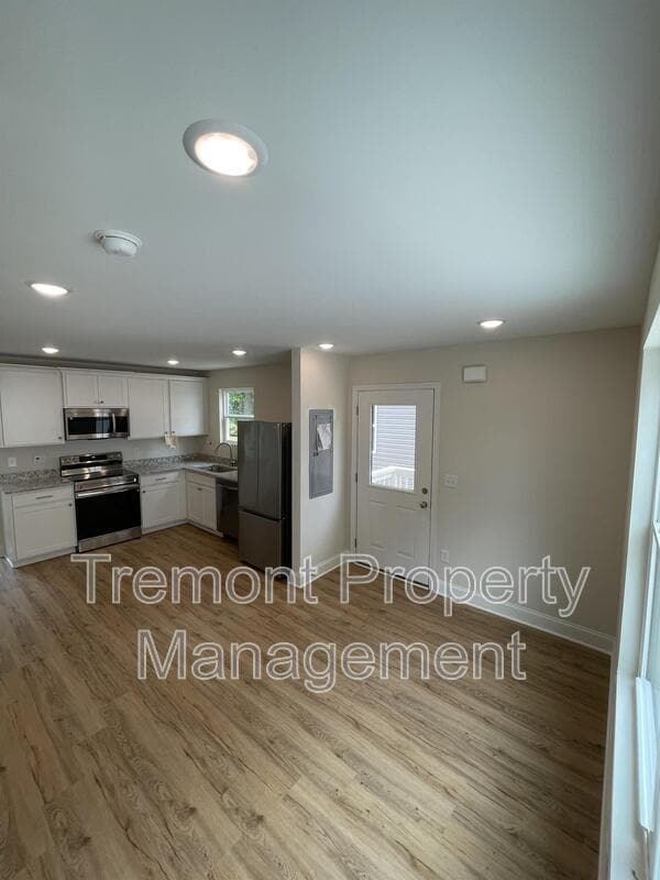 Building Photo - 1904 Lynnbrook Ave