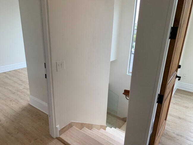Building Photo - Gorgeous 3 Bedroom 2 Bath with Spa in Carlsbad Minutes from the Beach