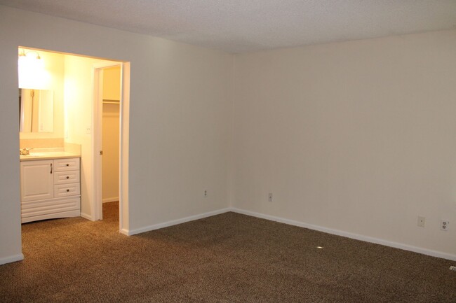 Building Photo - Lovely Three Bedroom Home Near Troutman Park